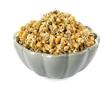 Kuru papatya çiçekleri beyaz kasede izole edilmiş.