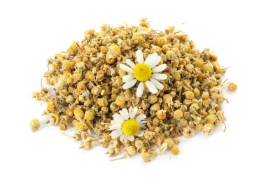 Kuru ve taze papatya çiçeği yığını beyaz üzerine izole edilmiş.