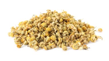 Kuru papatya çiçeği yığını beyazda izole edilmiş.