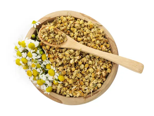 Kuru ve taze papatya çiçekleri kasede, beyaz, üst manzarada izole.