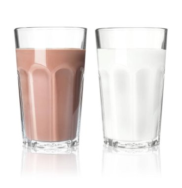 Beyaz bardakta çikolatalı içecek ve süt.