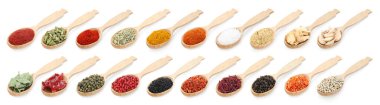 Beyaz arka planda ahşap kaşıklardaki farklı aromatik baharatlar.