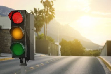 Boş yoldaki trafik ışıkları. Sinyal aygıtı