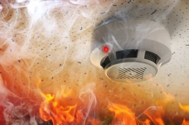 Yangın alarmı. Tavandaki dedektör duman ve alevle tetiklendi