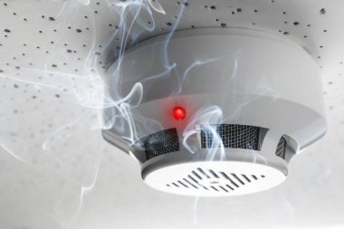 Yangın alarmı. Tavandaki detektör duman tarafından tetiklendi