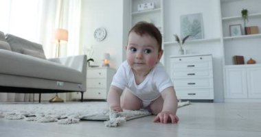 Evde yerde sürünerek şirin bebek