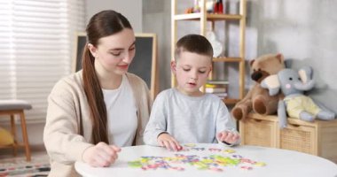 Disleksi. Anne ve oğlu içeride mektup öğreniyorlar.