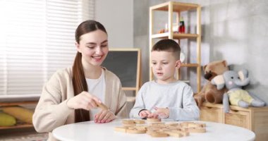 Disleksi. Anne ve oğlu içeride mektup öğreniyorlar.