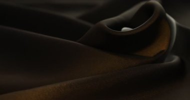 Arkaplan olarak buruşuk kahverengi ipek kumaş, yakın plan