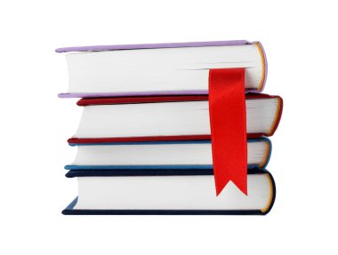 Kırmızı kurdele yer imlerine sahip kitaplar beyaz üzerine izole edilmiş