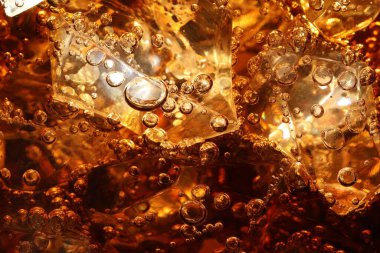 Arkaplan olarak buz ile kola tazeleniyor, makro görünüm