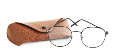 Beyaz gözlüklü, şık bir çanta.