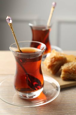 Tahta masada baklava ile servis edilen lezzetli Türk çayı.