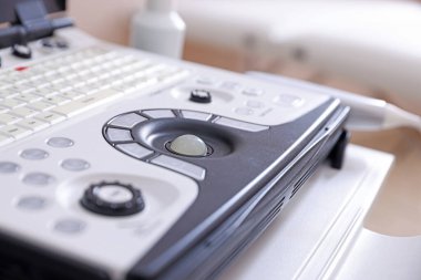 Klinikte modern ultrason makinesi, yakın plan. Tıbbi ekipman