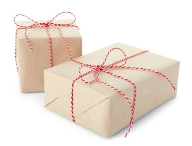 Kraft kağıdına sarılı iki hediye kutusu beyaza izole edilmiş.