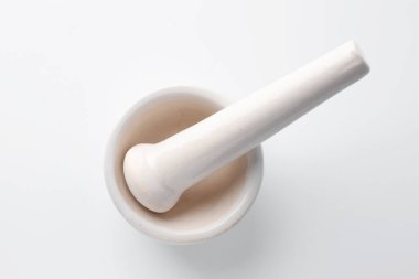 Beyaz arkaplanlı seramik havan topu, üst görünüm