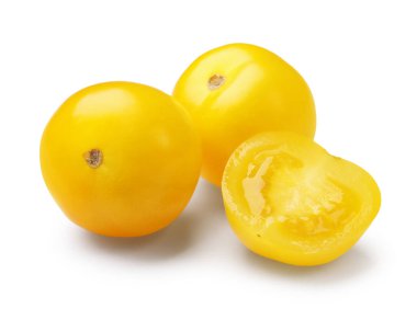 Olgun sarı kiraz domatesleri beyazlar üzerinde izole.