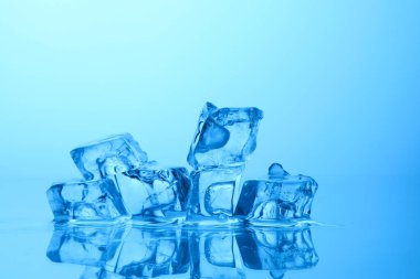 Açık mavi zemin üzerinde açık buz küpleri, yakın plan. Metin için boşluk