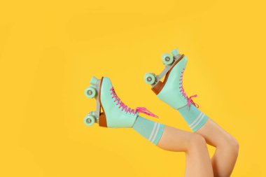 Turuncu arka planda patenli kadın, yakın plan, metin için boşluk