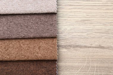 Tahta masadaki farklı kumaşlardan örnekler, üst manzara. Metin için boşluk