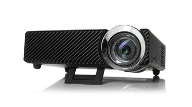 Bir modern video projektörü beyaza izole edildi