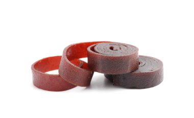 Beyaz arka planda lezzetli meyve ruloları