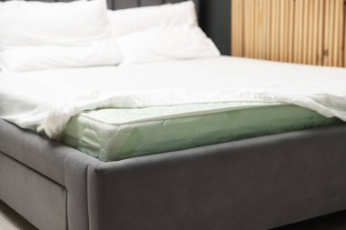 Rahat yatak, yeni yumuşak yatak, yakın çekim.