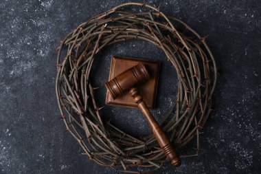 Dikenli taç ve yargıç tokmağı koyu dokulu arka plan, üst görüş