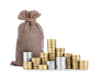 Zenginlik. Yığınla bozuk para ve çuval beyazı izole edilmiş.