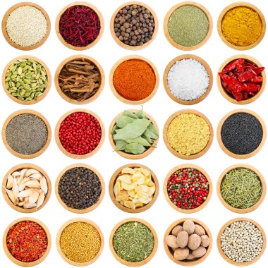 Farklı aromatik baharatlar ve beyaz kaplar. Üst görünüm