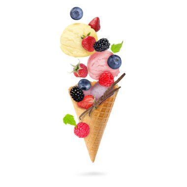 Lezzetli dondurma kepçeleri, gofret külahları ve beyaz arka planda havada uçuşan meyveler.