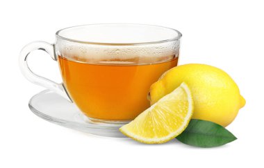 Cam bardakta çay ve beyaz arka planda taze limon.
