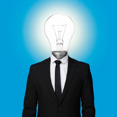 Açık mavi arka planda kafa yerine parlayan ampullü adam