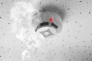 Yangın alarmı. Tavandaki detektör duman tarafından tetiklendi