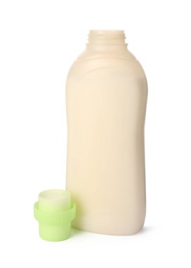 Beyaz üzerine izole edilmiş bir şişe yumuşatıcı.