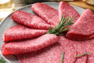 Biberiyeli lezzetli sosis dilimleri masada, yakın plan.