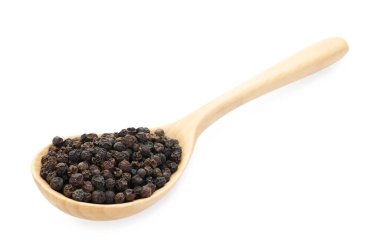 Aromatik biberler beyaz kaşıkta izole edilmiş.