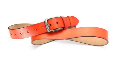 Bir turuncu deri kemer beyaza izole edilmiş.