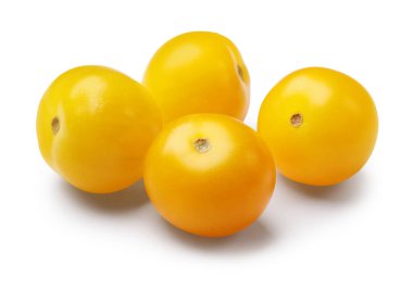 Olgun sarı kiraz domatesleri beyazlar üzerinde izole.