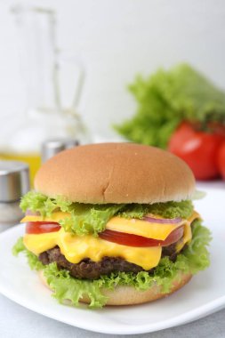 Beyaz masada leziz bir çizburger, yakın plan. Metin için boşluk