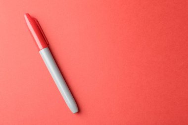 Kırmızı arkaplanda bir renk işareti, üst görünümde. Metin için boşluk