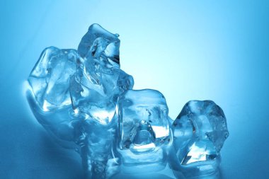 Açık mavi zemin üzerinde açık buz küpleri, yakın plan. Metin için boşluk