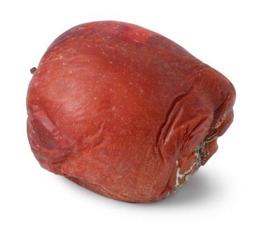 Bir çürük elma beyazda izole edilmiş.