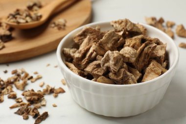 Beyaz masadaki kuru hindiba kökleri, yakın plan.