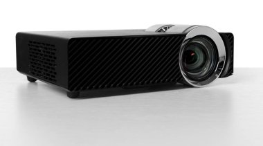 Bir modern video projektörü beyaza izole edildi