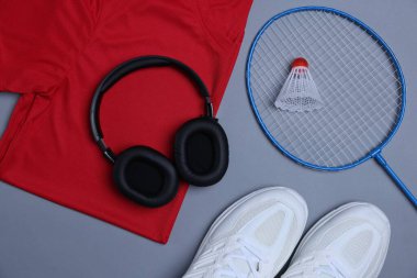 Gri arka planda spor giyimli düz konum