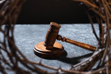 Hakimin tokmağının dikenli taç içindeki koyu dokulu masa görüntüsü