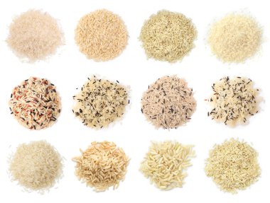 Kahverengi ve diğer pirinç türleri beyaz sette izole edilmiş. Üst görünüm