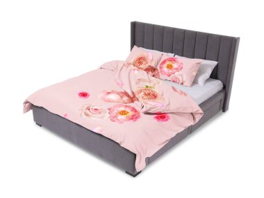 Beyaz arka planda güzel çarşaflarla yapılmış bir yatak. Çiçek desenli kumaş