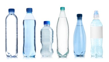 Beyaz arka planda su bulunan plastik şişeler, hazır.